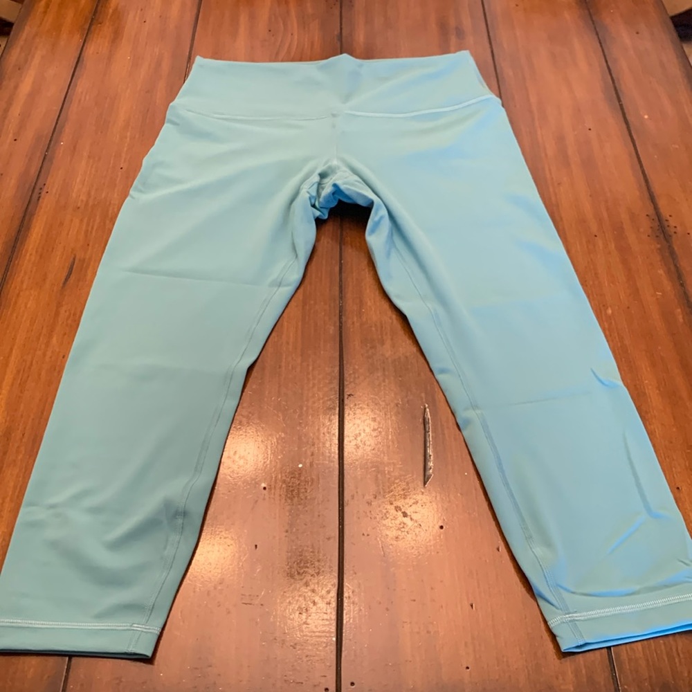 Lululemon aqua wonder train leggings in size 12
